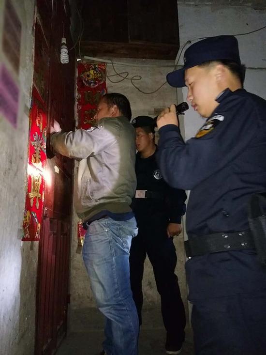 秦皇岛粗心妈妈误将幼女锁家中 