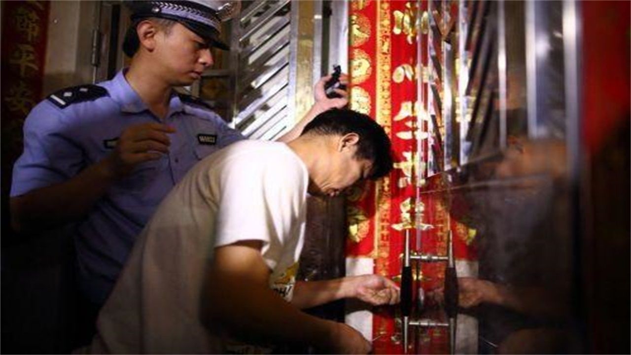 秦皇岛请开锁师傅开了锁后，师傅